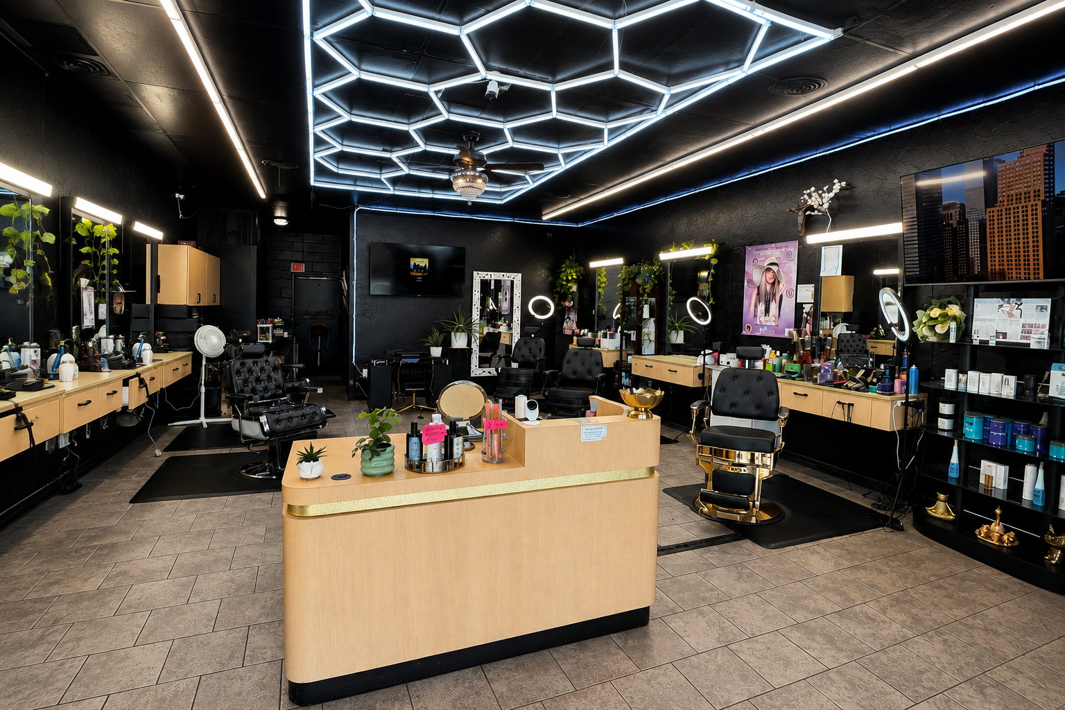 Interior del salón con recepción, sillas de barbería y techo hexagonal iluminado en neón azul