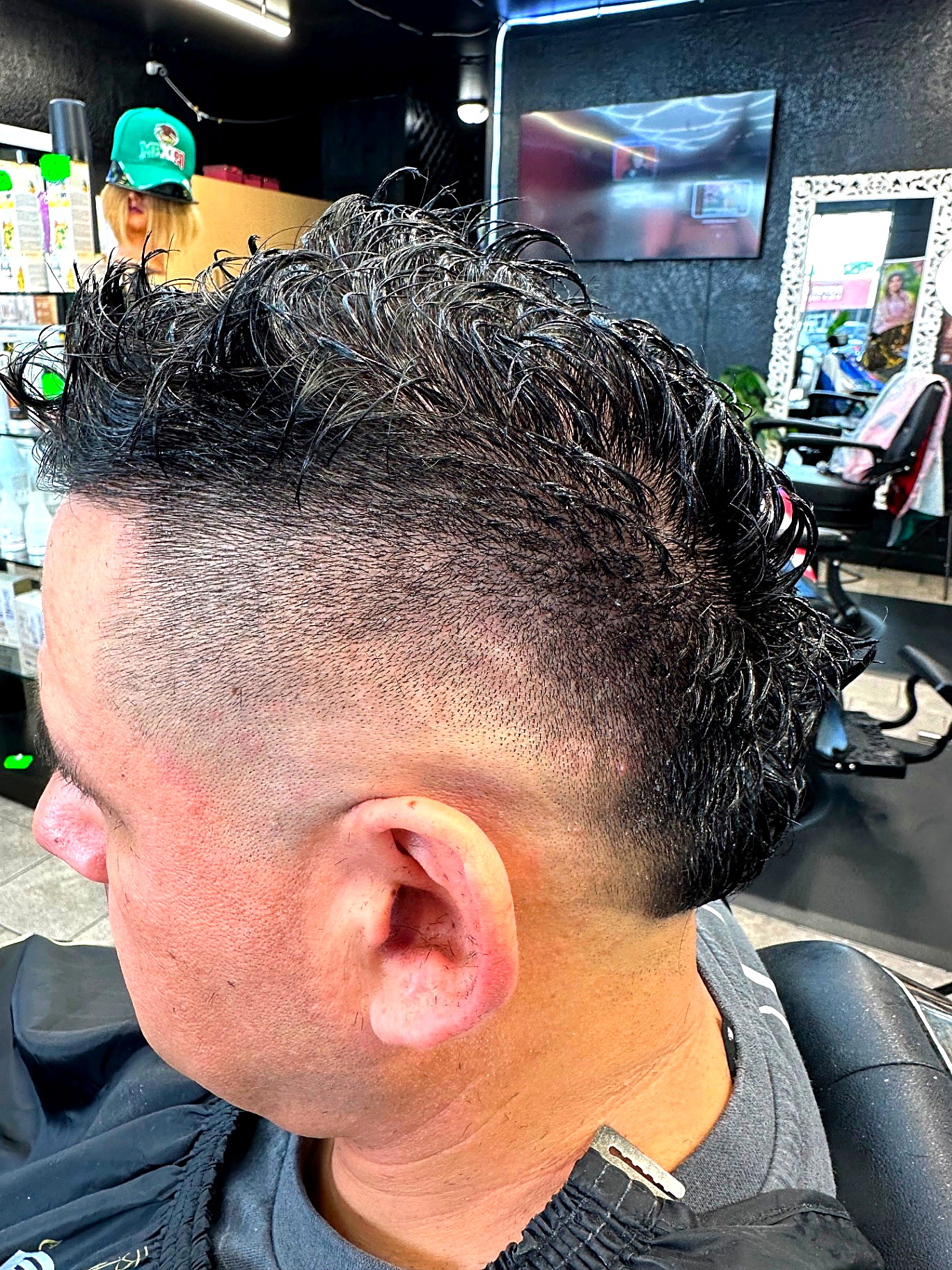 Trabajo de barbería en Golden Clippers