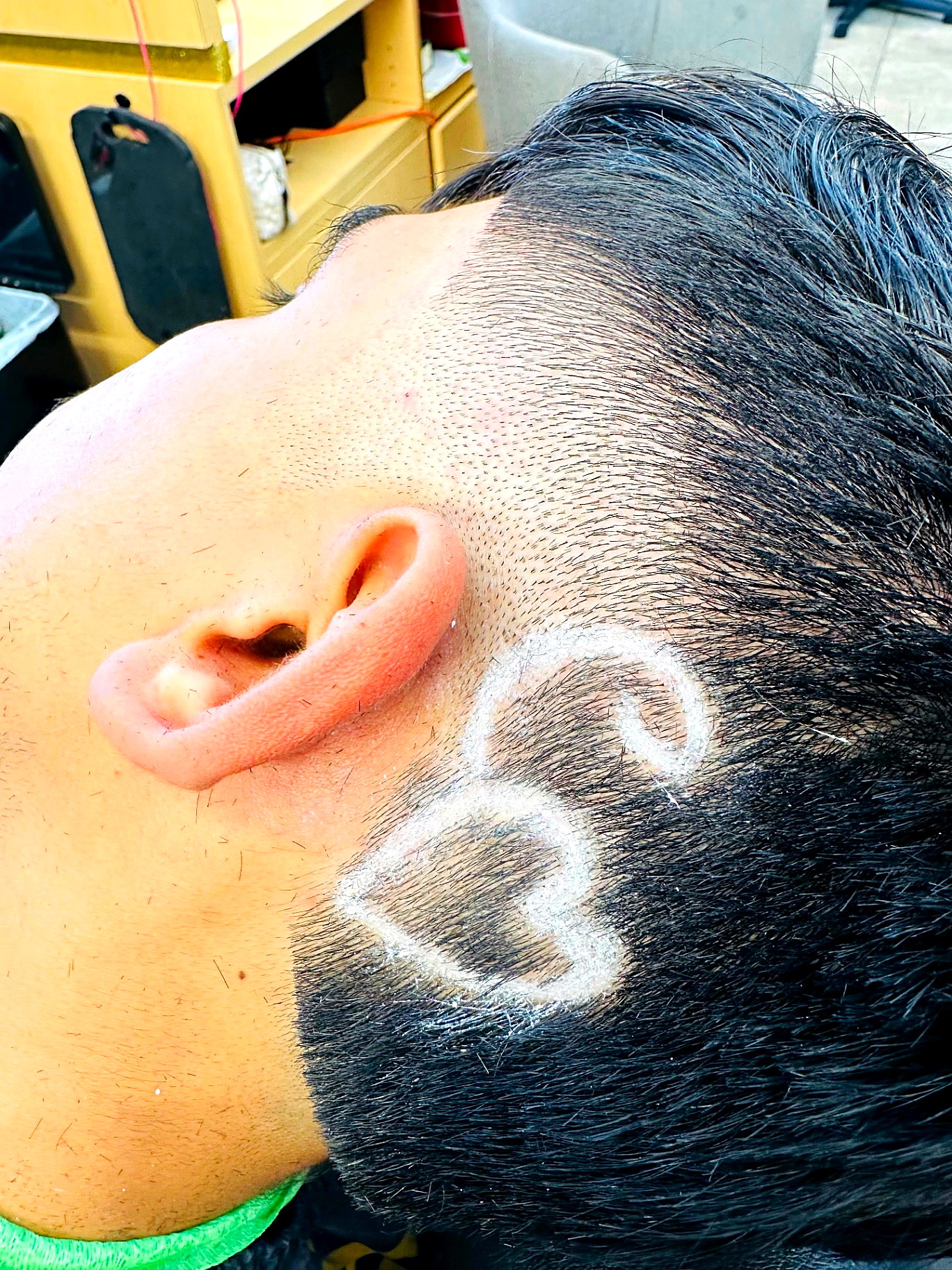 Trabajo de barbería en Golden Clippers